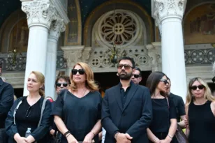 Μάρω Κοντού: Η Μητρόπολη λύγισε στο τελευταίο «αντίο» – «Οριστικά καληνύχτα» στην αιώνια έφηβη
