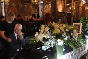 Βάγια Νέστορα: Ραγίζει καρδιές το τελευταίο αντίο στην Κοζάνη – Με ασθενοφόρο στην κηδεία η κόρη της