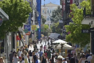 Από κάθε 100 ευρώ εργασίας, τα 45 σε φόρους και εισφορές – Η πρωτιά της Ελλάδας στην ΕΕ