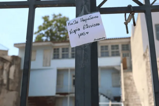 Συγκινητικές στιγμές στην Πλάκα: Καλό παράδεισο, κυρία Ελενίτσα...