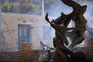 Ρέθυμνο: Νέο πύρινο μέτωπο στον Ασώματο – Τέσσερις εκκενώσεις, στη μάχη τρία ελικόπτερα