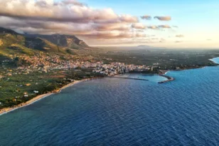 Η παραθαλάσσια πόλη της Πελοποννήσου που αξίζει να ανακαλύψεις αυτό το καλοκαίρι