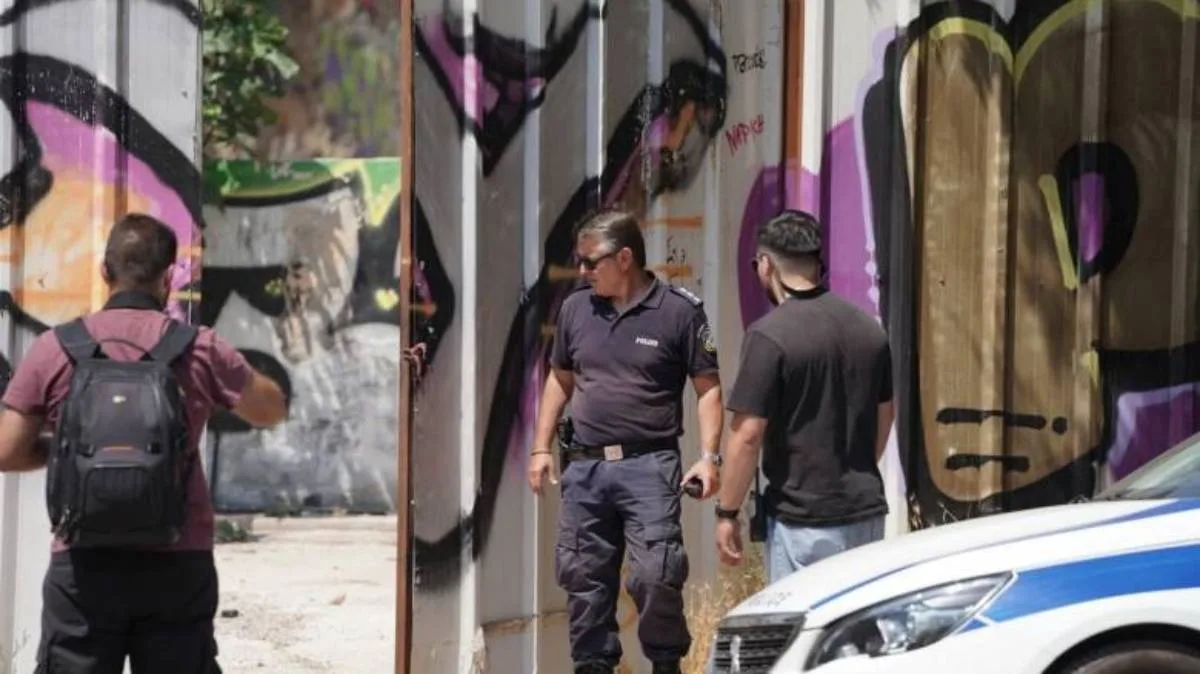Θρίλερ στην Κυψέλη: Σε μαύρη θήκη ρούχων είχε τυλιχτεί η σορός στη βαλίτσα Θρίλερ στην Κυψέλη: Σε μαύρη θήκη ρούχων είχε τυλιχτεί η σορός στη βαλίτσα