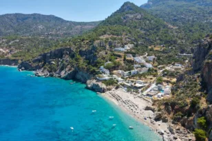Σε ποιο νησί η θάλασσα είναι τόσο διάφανη που μοιάζει εξωπραγματική