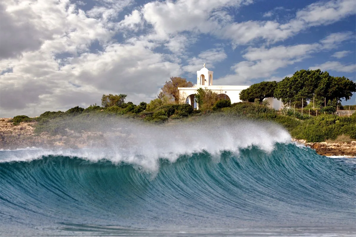 Μεγάλη αμμουδιά με κύματα για surf στην παραλία Λαγκούβαρδος στη Μεσσηνία