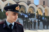Αγρίνιο: Οι γονείς αποχαιρέτησαν το μοναχοπαίδι τους – Με τιμές ήρωα κηδεύτηκε ο 27χρονος πυροσβέστης Κωνσταντίνος Λαιμοδέτης ΦΩΤΟ
