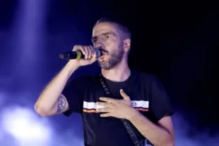 Ο ΛΕΞ στην Πάτρα: Χιλιάδες στην αποψινή συναυλία – Από τις γειτονιές της Θεσσαλονίκης στο Παμπελοποννησιακό