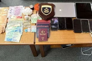 Λευκάδα: Οκτώ συλλήψεις σε ιστιοφόρο με ναρκωτικά – Κατασχέθηκε καταμαράν στο Περιγιάλι