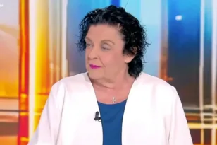 Κανέλλη για Τσίπρα: «Τι καινούργιο φέρνει;» – Το σχόλιο για Κασσελάκη, μπουζουξίδικο και «περιοδεύοντες θιάσους»