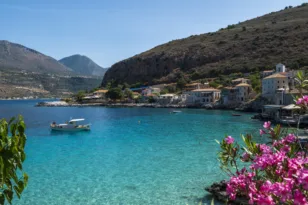 Από το δωμάτιο στη θάλασσα με σαγιονάρες: 5 μέρη στην Πελοπόννησο όπου όλα είναι δίπλα