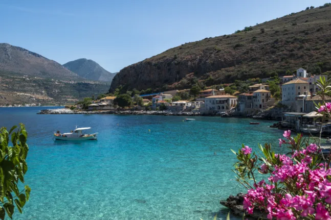 Παραθαλάσσιος οικισμός της Πελοποννήσου με σπίτια και χώρους εστίασης δίπλα στην ακτή