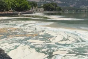 Παμβώτιδα: Έντονη η δυσοσμία, αφρός και κυανοβακτήρια στη λίμνη, ΒΙΝΤΕΟ