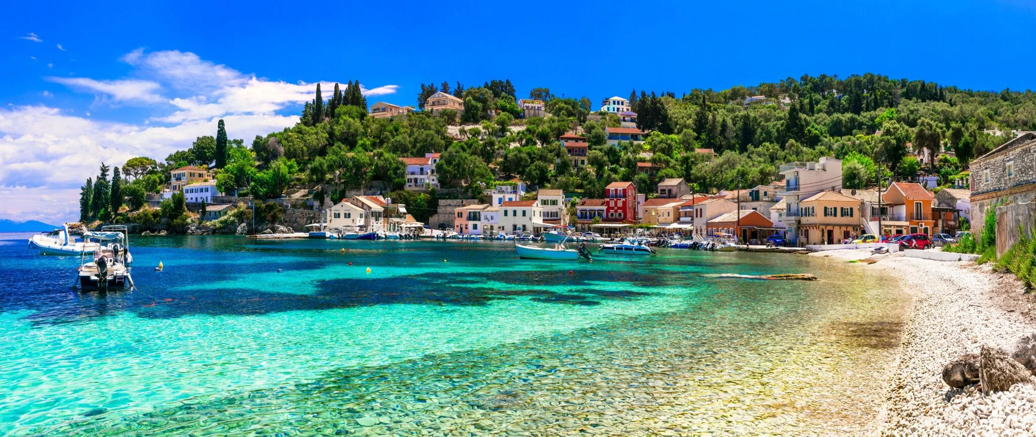 Πάργα: Παραλίες, κάστρο, Παξοί και Αντίπαξοι σε μία απόδραση που τα έχει όλα Ο Γάιος στους Παξούς με γαλαζοπράσινα νερά, παραθαλάσσια σπίτια, μικρά σκάφη και καταπράσινη πλαγιά στο φόντο