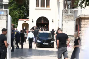 «Μπαμπά μου είχες υποσχεθεί ότι θα κακομάθεις τα εγγόνια σου και θα με βασανίσεις», συγκλόνισε στον επικήδειο ο γιος του Λορέντζο Καριέρε, ΦΩΤΟ