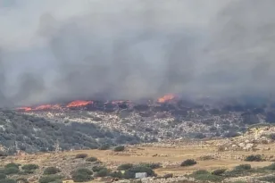 Πάρος: Μεγάλη μάχη με τις φλόγες – Ενισχύονται οι δυνάμεις για τη φωτιά στο Καμπί