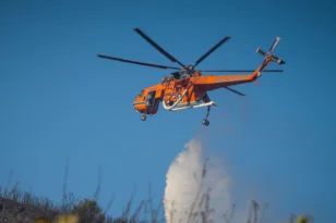 Φωτιά στη Λέσβο: Μήνυμα του 112 για την Αγιάσο – Επιχειρούν εναέρια και ισχυρές πυροσβεστικές δυνάμεις