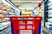 Ράφια σούπερ μάρκετ με βασικά προϊόντα που εντάσσονται στο σχέδιο μειώσεων τιμών