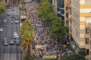 «Η Μαγιόρκα στα όριά της»: Χιλιάδες στους δρόμους κατά του υπερτουρισμού ΒΙΝΤΕΟ