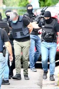 Με αλεξίσφαιρα γιλέκα στην Ευελπίδων οι συλληφθέντες για τον φονικό εμπρησμό της Marfin, ΦΩΤΟ