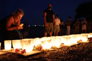 Μάτι: Η μνήμη των 104 θυμάτων ζωντάνεψε ξανά οκτώ χρόνια μετά τη φονική πυρκαγιά