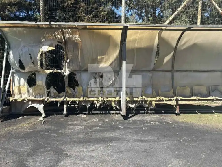 Έλιωσαν πάγκοι και καθίσματα στο γήπεδο των Μελάμπων – Οι εικόνες που δείχνουν τη μανία της φωτιάς Έλιωσαν πάγκοι και καθίσματα στο γήπεδο των Μελάμπων – Οι εικόνες που δείχνουν τη μανία της φωτιάς