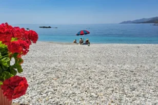 Η παραλία της Μάνης που μοιάζει με καλοκαίρι από άλλη εποχή