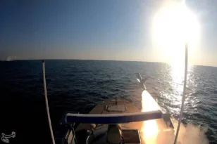 Ο Περσικός Κόλπος πήρε φωτιά: Το Ιράν χτυπά βάσεις, νερό και ρεύμα – Το Ορμούζ αδειάζει