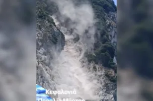 Κατολίσθηση στον Μύρτο στην Κεφαλονιά, βράχια και χώματα στην παραλία, ΒΙΝΤΕΟ