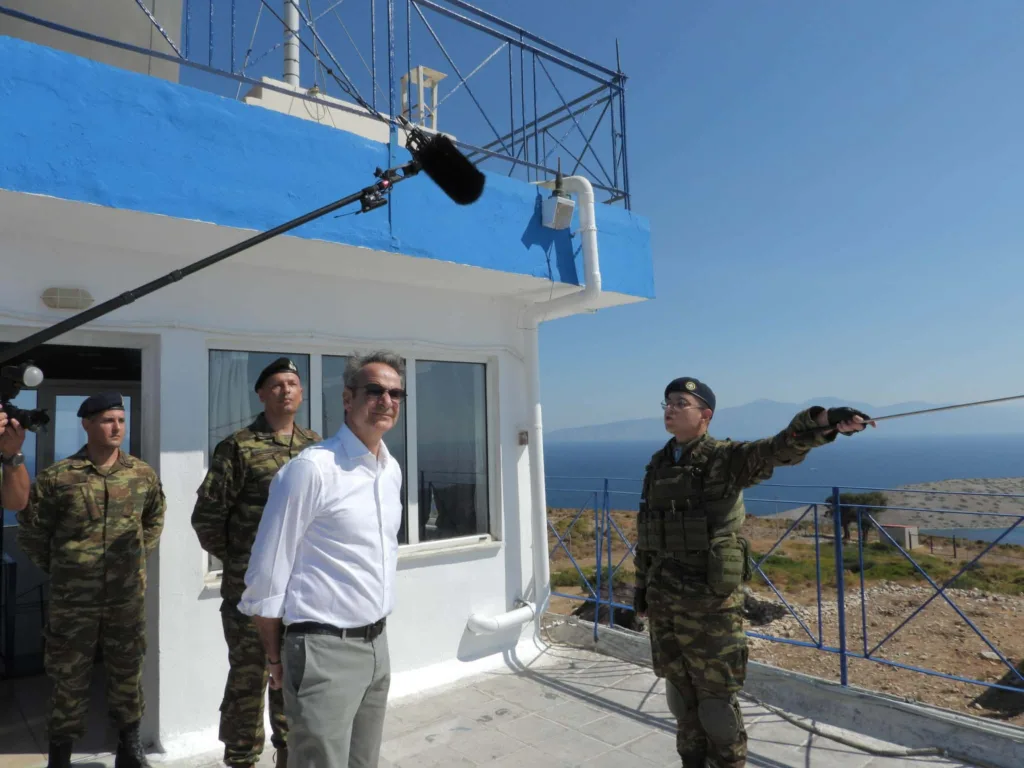 Μητσοτάκης από Αγαθονήσι: «Θα εμποδίσουμε τα άθλια δίκτυα» – Μήνυμα στα σύνορα, βλέμμα στο 2027