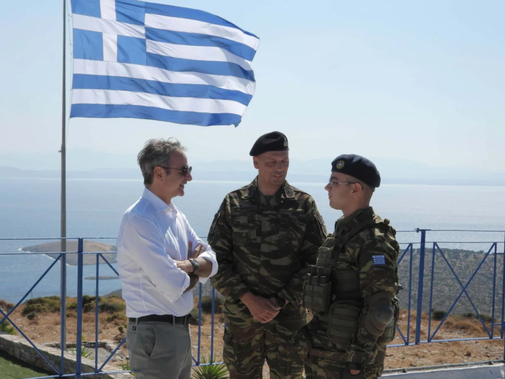 Μητσοτάκης από Αγαθονήσι: «Θα εμποδίσουμε τα άθλια δίκτυα» – Μήνυμα στα σύνορα, βλέμμα στο 2027