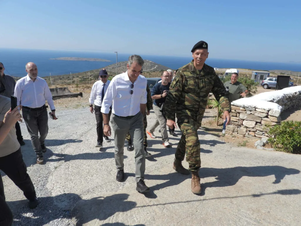 Μητσοτάκης από Αγαθονήσι: «Θα εμποδίσουμε τα άθλια δίκτυα» – Μήνυμα στα σύνορα, βλέμμα στο 2027