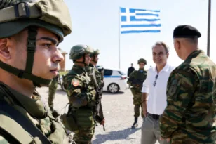 Μητσοτάκης από Αγαθονήσι: «Θα εμποδίσουμε τα άθλια δίκτυα» – Μήνυμα στα σύνορα, βλέμμα στο 2027