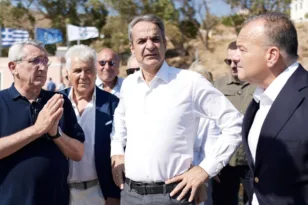 Μητσοτάκης από Αγαθονήσι: «Θα εμποδίσουμε τα άθλια δίκτυα» – Μήνυμα στα σύνορα, βλέμμα στο 2027