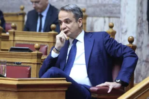 Πολιτικό «τικι-τάκα» από Μητσοτάκη: «Η ΝΔ θυμίζει την πρωταθλήτρια Ισπανία – Όποιος έχει την μπάλα, βάζει γκολ»