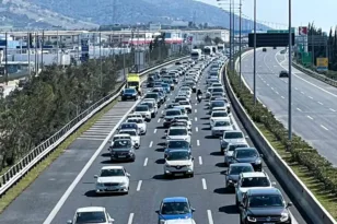 Αττική Οδός: ΙΧ στις φλόγες – Μεγάλες καθυστερήσεις προς Αεροδρόμιο