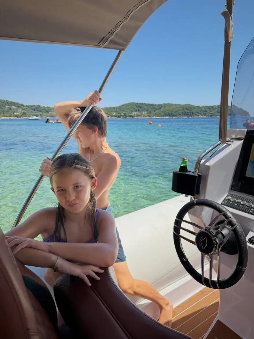 «Το μέρος που με κάνει χαρούμενη»: Η Κέιτ Χάντσον ποζάρει στη Σκιάθο
