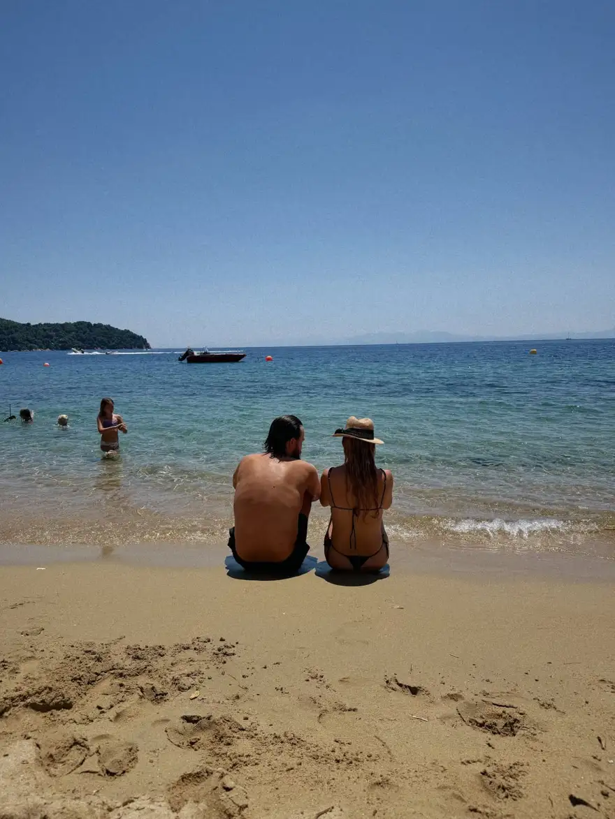 «Το μέρος που με κάνει χαρούμενη»: Η Κέιτ Χάντσον ποζάρει στη Σκιάθο