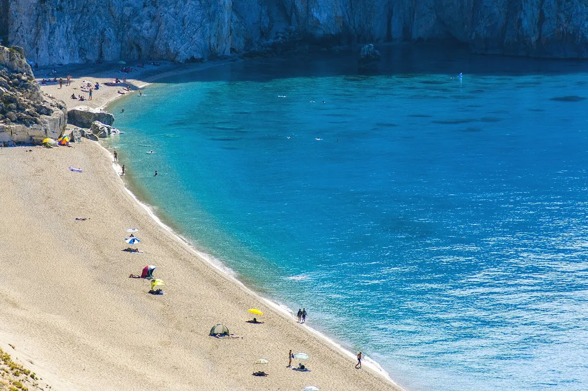 Παραλία Μύλος στη Λευκάδα με γαλαζοπράσινα νερά, φυσικό τοπίο και θέα στο Ιόνιο