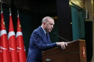 Ερντογάν: Περίστροφα με σφαίρες ως δώρο στους ηγέτες του ΝΑΤΟ (ΦΩΤΟ)