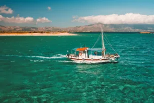 Πού να πας στην Πελοπόννησο για θάλασσα, βόλτα και φαγητό δίπλα στο κύμα