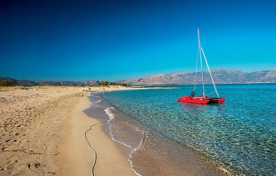 Πού να πας στην Πελοπόννησο για θάλασσα, βόλτα και φαγητό δίπλα στο κύμα