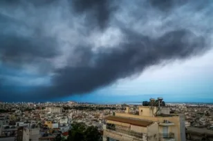 Το τοξικό νέφος από το Ωραιόκαστρο έφτασε στην Αττική: «Χιλιάδες ουσίες, κάποιες καρκινογόνες» ΒΙΝΤΕΟ