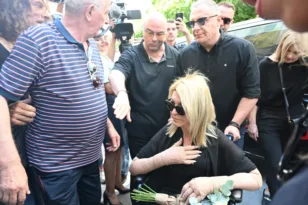 Βάγια Νέστορα: Ραγίζει καρδιές το τελευταίο αντίο στην Κοζάνη – Με ασθενοφόρο στην κηδεία η κόρη της