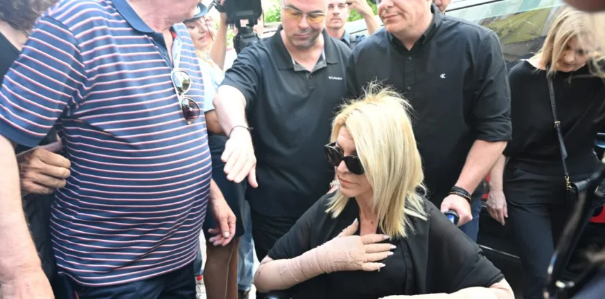 Βάγια Νέστορα: Ραγίζει καρδιές το τελευταίο αντίο στην Κοζάνη – Με ασθενοφόρο στην κηδεία η κόρη της Βάγια Νέστορα: Ραγίζει καρδιές το τελευταίο αντίο στην Κοζάνη – Με ασθενοφόρο στην κηδεία η κόρη της