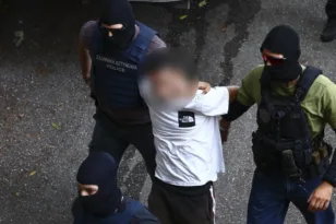 Θεσσαλονίκη: Ένταση και κρότου-λάμψης στα δικαστήρια μετά την προφυλάκιση του 25χρονου για την υπόθεση Νέστορα ΒΙΝΤΕΟ