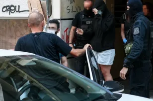 Δολοφονία Βάγιας Νέστορα: Κατόπτευσαν το σπίτι, χτύπησαν και κρύφτηκαν λίγα μέτρα μακριά – Τα λάθη που τους πρόδωσαν