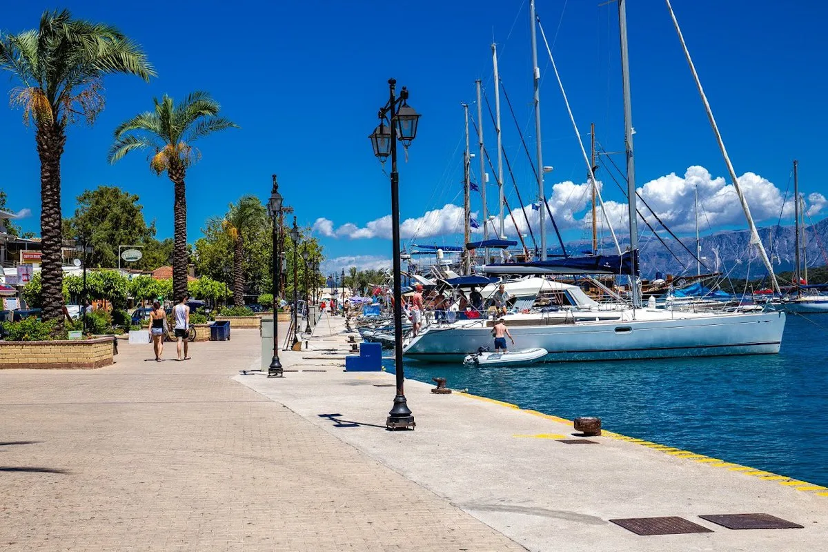 Νυδρί στη Λευκάδα με λιμάνι, καραβάκια και θέα στα μικρά νησιά του Ιονίου