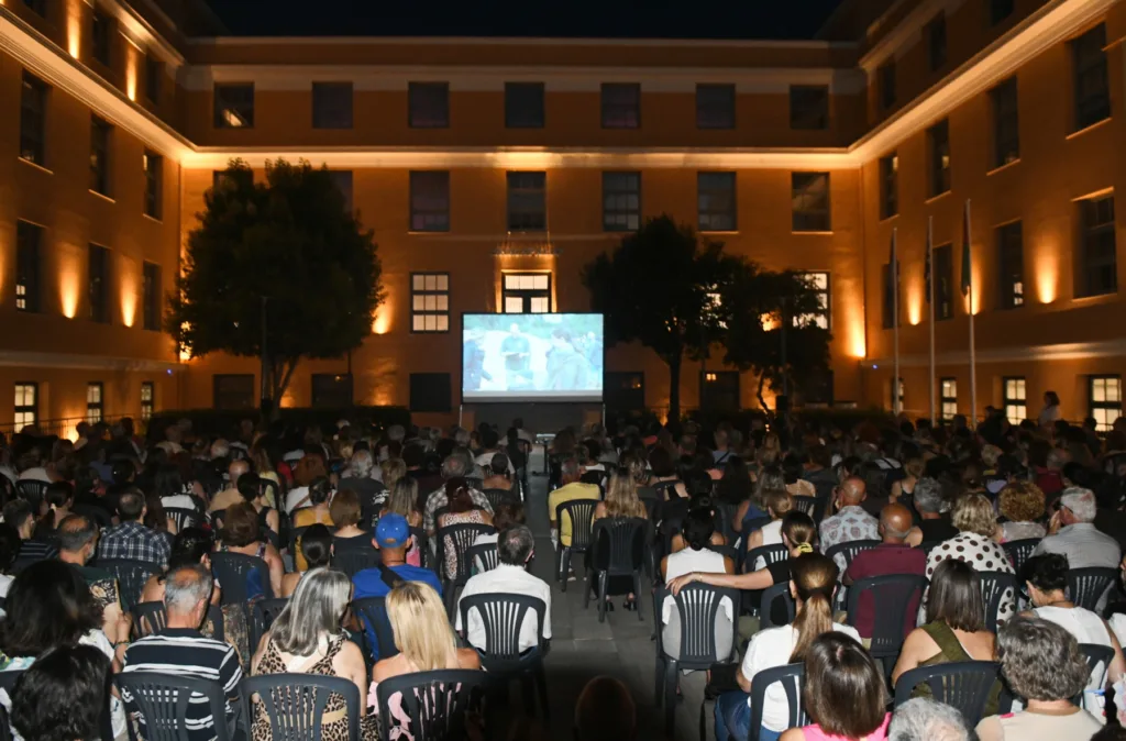 Πάτρα: Μια βραδιά θερινού σινεμά με τον δάσκαλο που υποσχέθηκε τη θάλασσα ΦΩΤΟ Πάτρα: Μια βραδιά θερινού σινεμά με τον δάσκαλο που υποσχέθηκε τη θάλασσα ΦΩΤΟ