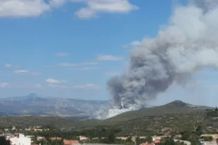 Φωτιά στην Οινόη: Βελτιωμένη η εικόνα, αλλά η μάχη συνεχίζεται – Επιχειρούν 210 πυροσβέστες και 29 εναέρια μέσα