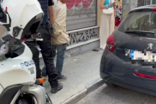Αστυνομικοί της Ομάδας ΔΙ.ΑΣ. συλλαμβάνουν άνδρα κοντά στην Ομόνοια